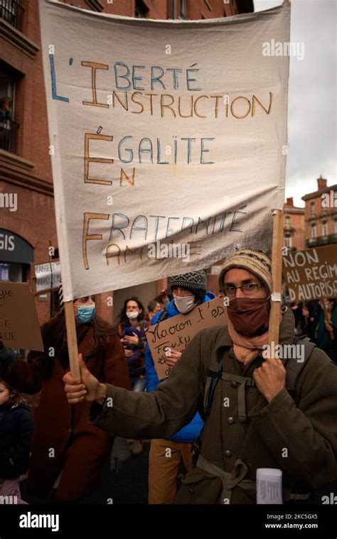 Un Hombre Sostiene Una Hoja Que Lee Ief Educaci N En La Familia