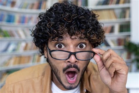 Retrato Fotogr Fico Aproximado De Um Jovem Hisp Nico Em Uma Livraria De