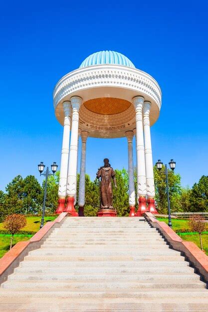 Premium Photo | Alisher navoiy monument in tashkent uzbekistan