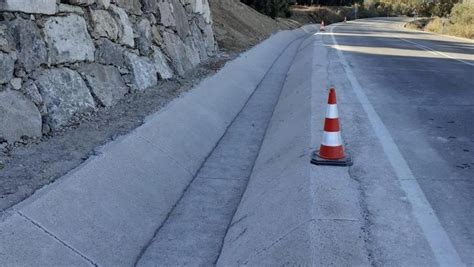 La Carretera A En Rute Mejora Cunetas Y Escolleras Con Una