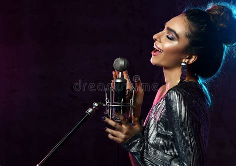 Muchacha Cantante Hermosa Peinado Afro Rizado El Cantante De La Mujer