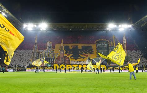 Ligue Des Champions Le Mur Jaune De Dortmund Gigantesque Monstre