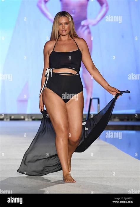 8 Hot Sexy Georgina Hagen Bikini Pics