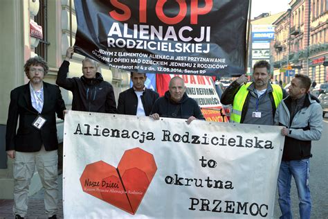 Manifestacja Pod S Dem Rodzinnym W Przemy Lu Alienacja Rodzicielska