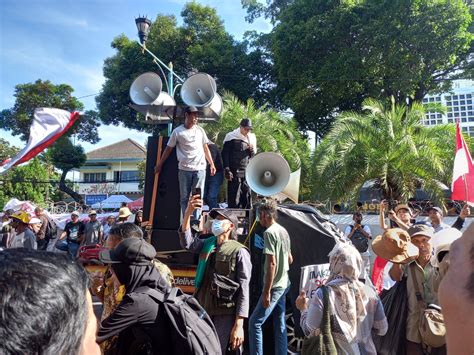 Jelang Pengumuman Hasil Pemilu 2024 Massa Demo Di Depan Kpu