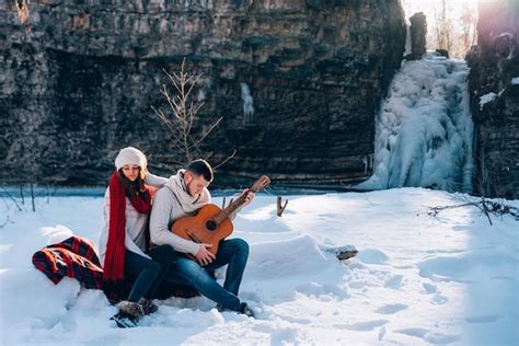 Casal Jovem Hipster Apaixonado Abra Ando E Tocando Viol O Clima De