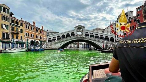 Venezia Acqua Verde Fluo Nei Canali Cosa Sappiamo Wired Italia