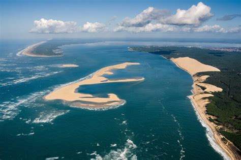 Vue du ciel sur le Bassin d'Arcachon, le Banc d'Arguin et la Dune du ...