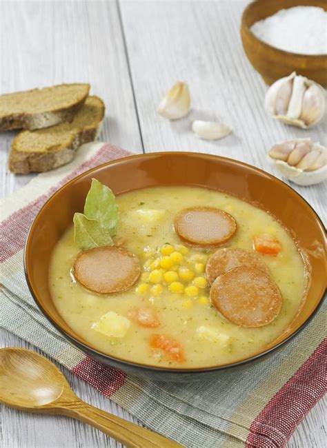 Erbsensuppe Mit Wurst Stockfoto Bild Von Kochen Karotte