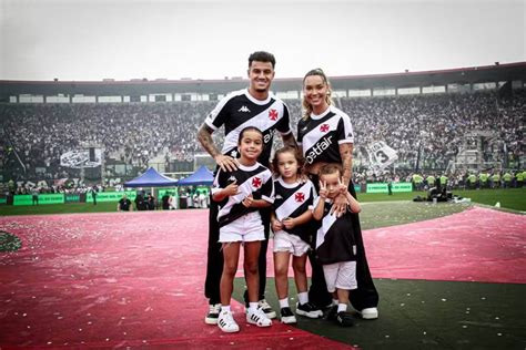 Apresentação de Coutinho pelo Vasco em São Januário leva web ao delírio