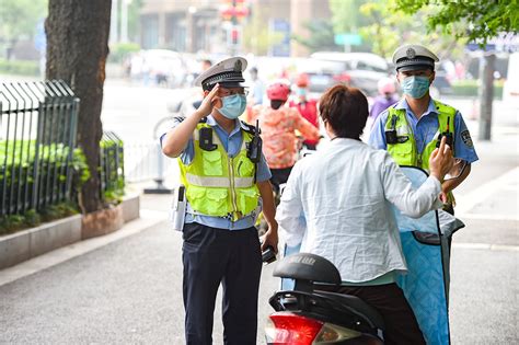 电动车不戴头盔处罚首日 南京交警半天查了513起 腾讯新闻