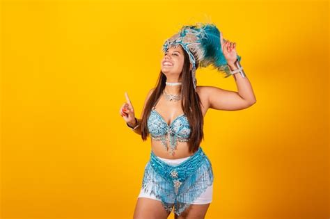 Hermosa mujer brasileña con ropa de carnaval azul corona de plumas