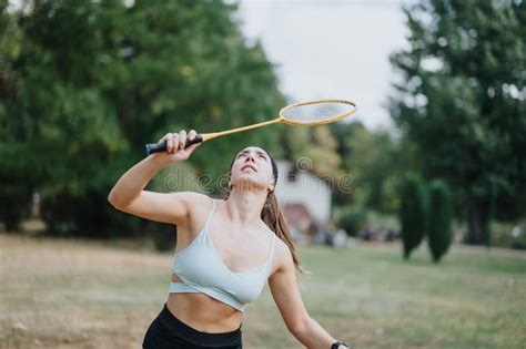 Sportvrienden Hebben Plezier Met Het Spelen Van Badminton Buiten In Een