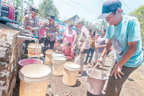 Warga Antre Air Bersih Koran Jakarta