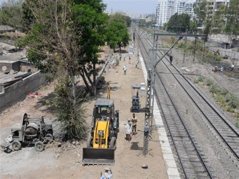 पिंपरी रेल्वे स्थानकात फलाटांची लांबी वाढविण्याचे काम सुरू - Marathi ...