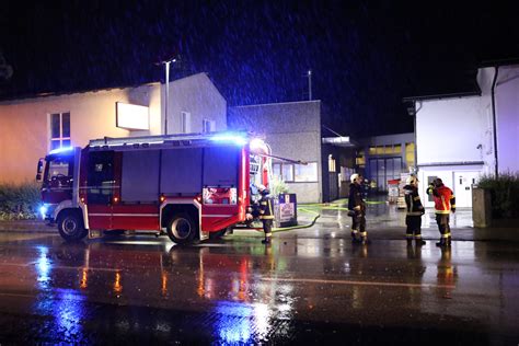 Metallbrand sorgte für längeren Löscheinsatz der Feuerwehr in Wels Pernau