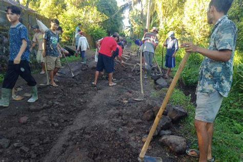 Bertahun Tahun Jalan Rusak Warga Batu Dinding Geram Balipost