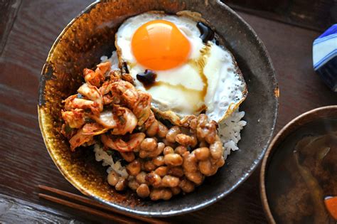 焼き納豆＆キムチの目玉焼き丼の献立｜白ごはんcomの献立レシピシリーズ：白ごはんcom