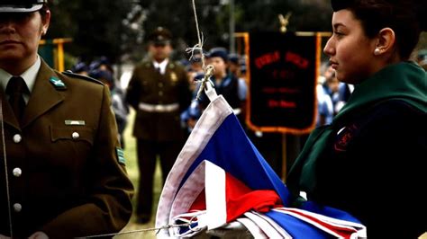 Nueva ley Cantar el himno nacional e izar la bandera será obligatorio