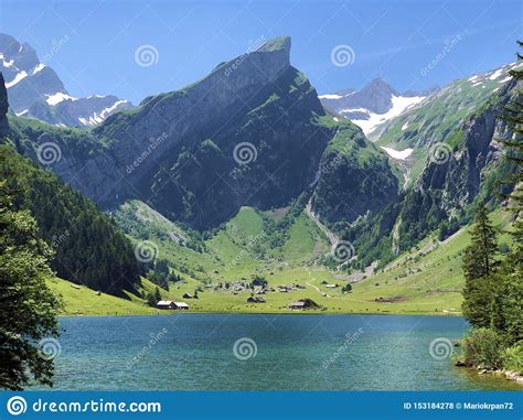 Lago Alpino Seealpsee En La Cordillera De Alpstein Y En La Regi N De