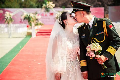 兵哥哥的集体婚礼超甜军嫂的嘱托信引人泪奔 中国军网