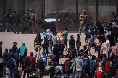 Cruce Masivo De Migrantes Desborda A El Paso Restringen Cruces