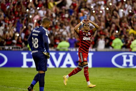 Veja fotos da goleada do Flamengo sobre o Athletico PR pelo Brasileirão