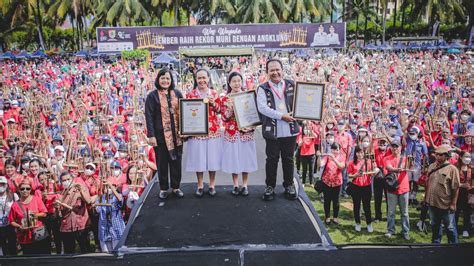 Ribuan Pelajar Dan Orangtua Di Jember Catat Rekor Muri Bermain Angklung