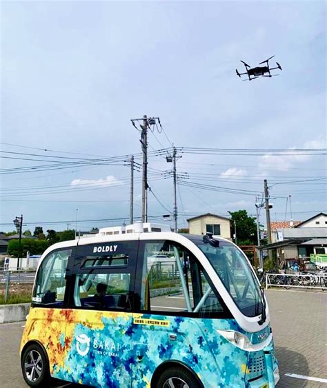 自動運転バス、ドローン、トラック連携の新物流で茨城県境町とエアロネクストなど4社が連携協定 小学生がデモ飛行に歓声