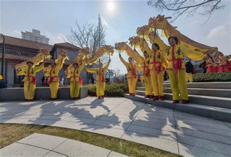 百年建筑围绕中舞狮舞龙 这个非遗民俗快闪有点不一样我在现场新民网