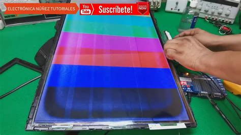 Pantalla con rayas y franjas de colores falla común en pantallas LED