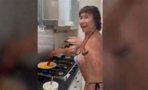 Luce abuelita de años diminuto bikini para cocinar POSTA México