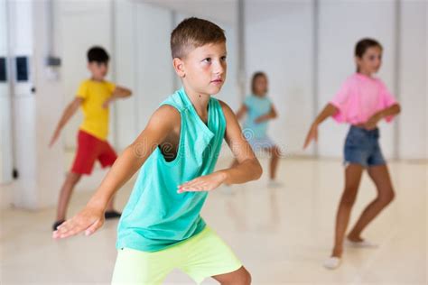 Groupe D Enfants Apprennent Les Mouvements De Danse En Classe Photo