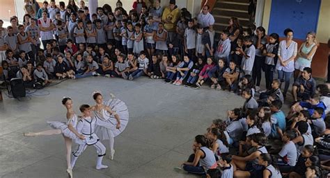 Escola Bolshoi realiza espetáculos em escolas de Joinville para