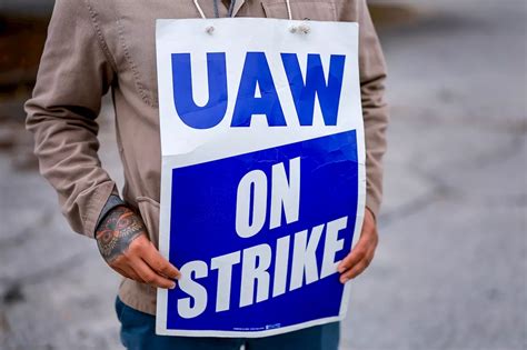 UAW Expands Strike To Biggest Stellantis Plant As 6 800 Walk Out In