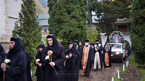 Procesiunea Cu Moa Tele Sf Ioan Cel Nou De La Suceava S A Ncheiat