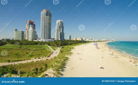 Plage Du Sud Miami Beach Florida Silhouette D Homme Se Recroquevillant