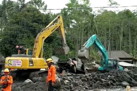 Foto Foto Evakuasi Mobil SAR UNS Solo Tertimbun Lahar Gunung Semeru