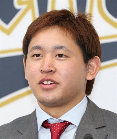 オリックス宮城大弥 歓喜の日本一胴上げ！ なぜか一人だけグラウンドコートを着て参加した理由とは― スポニチ Sponichi Annex 野球