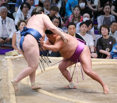 ＜大相撲名古屋場所・8日目＞阿武剋（右）を寄り切りで破る尊富士（撮影・井垣 忠夫） ― スポニチ Sponichi Annex スポーツ