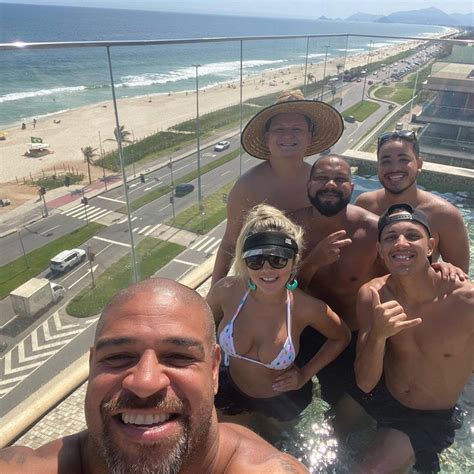 Adriano Imperador Curte Dia De Sol Com Amigos Em Piscina Em Cobertura