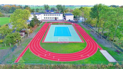 Boisko Ze Sztuczn Nawierzchni I Bie Nia Lekkoatletyczna Przy Szkole W