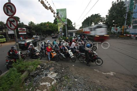 MELAWAN ARUS LALU LINTAS ANTARA Foto