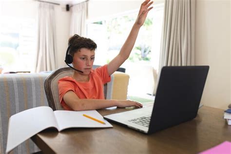 Niño caucásico aprendiendo y usando una computadora portátil y