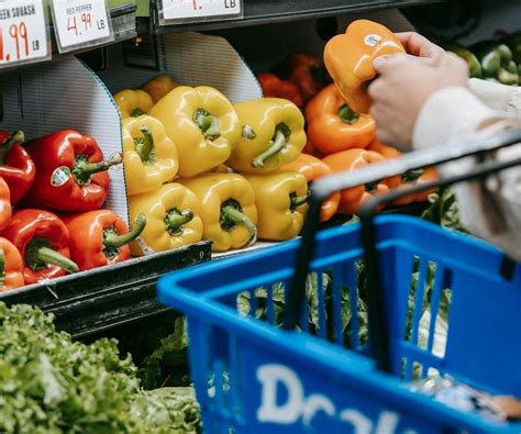 Sklepy otwarte majówka 2024 Żabka Biedronka Lidl Auchan Dino