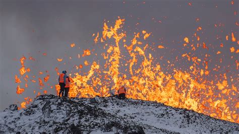 Tourists Flock To See Once In A Lifetime Eruption Of Icelands Grindavík Volcano Abc News