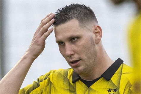 Borussia Dortmund S Le Am Boden Bvb Star Kassiert Heftigen D Mpfer