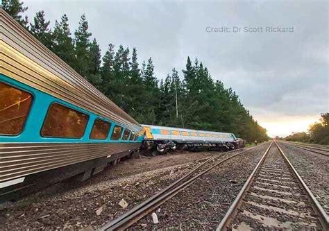 2 Dead After Passenger Train Derails In Australia World News Inshorts