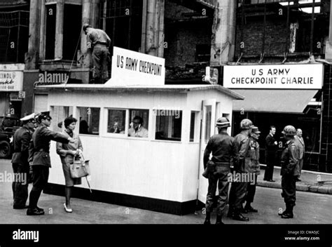 Checkpoint charlie 1960s hi-res stock photography and images - Alamy