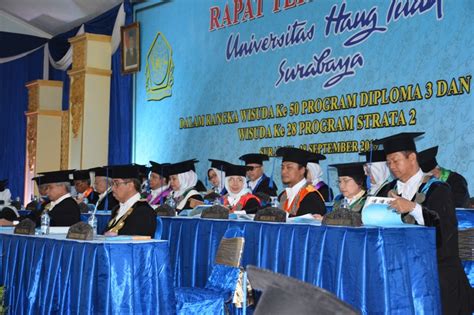 499 Wisudawan Baru Universitas Hang Tuah UHT Di Kukuhkan Rektor